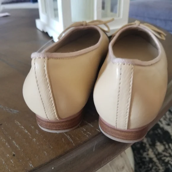 CHANEL Beige and Black Leather Cap-Toe Ballet Flats - Picture 4 of 15